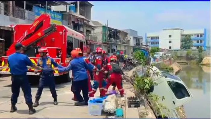 Tim Gulkarmat dan warga evakuasi Daihatsu Gran Max terjun ke kali Sunter, Pulogadung, Jakarta Timur