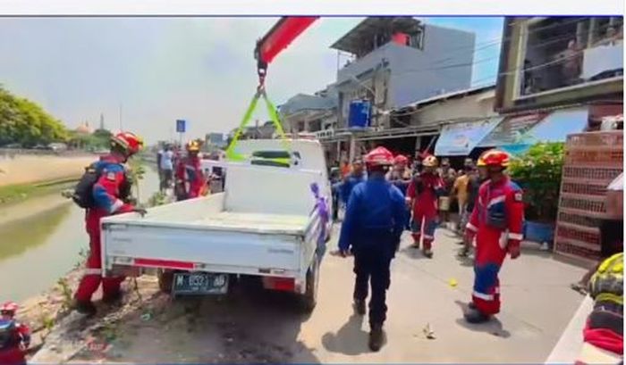 Daihatsu Gran Max pikap akhirnya berhasil dievakuasi dari dalam sungai Kali Sunter, Pulogadung, Jakarta Timur oleh tim Gulkarmat Jaktim