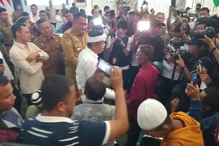 Gubernur Jawa Barat, Dedi Mulyadi memantau penyaluran kompensasi warga terdampak penutupan tambang Cigudeg, Rumpin dan Parung Panjang, kabupaten Bogor