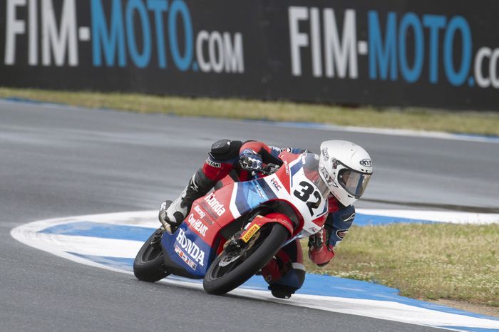 Kiandra Ramadhipa saat menunggang NSF250R di kejuaran European Talent Cup yang tahun ini berubah nama jadi Moto4