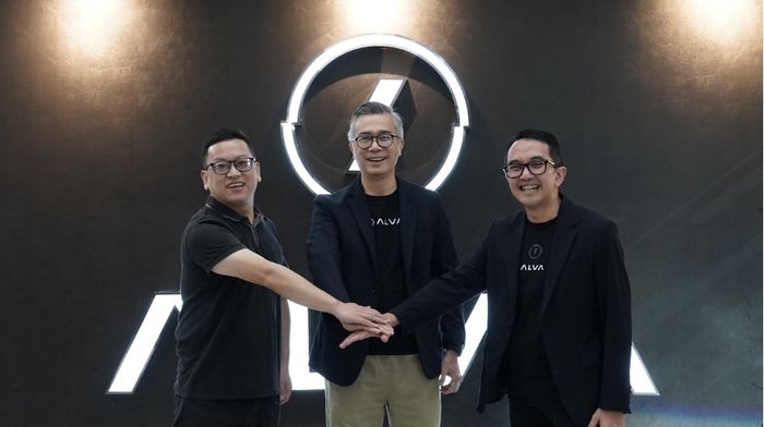 (Kiri ke Kanan) Chief Executive Officer Kawago, Lu Wei ; Chief Executive Officer ALVA, Purbaja Pantja; dan Chief Marketing Officer ALVA, Putu Swaditya Yudha, Menandai Mulainya Kerjasama Strategis Antara ALVA dengan Kawago.