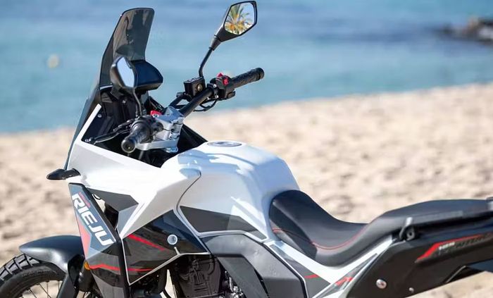 dengan tinggi jok hanya 780 mm dan bobot 138 kg, Rieju Aventura diklaim cocok untuk pemula