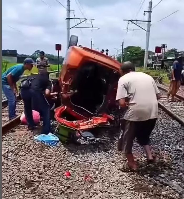 Warga berusaha mengevakuasi sopir dan penumpang Toyota Calya yang tertemper KA Bangunkarta akibat palang pintu tidak tertutup di Prambanan, Sleman, Yogyakarta