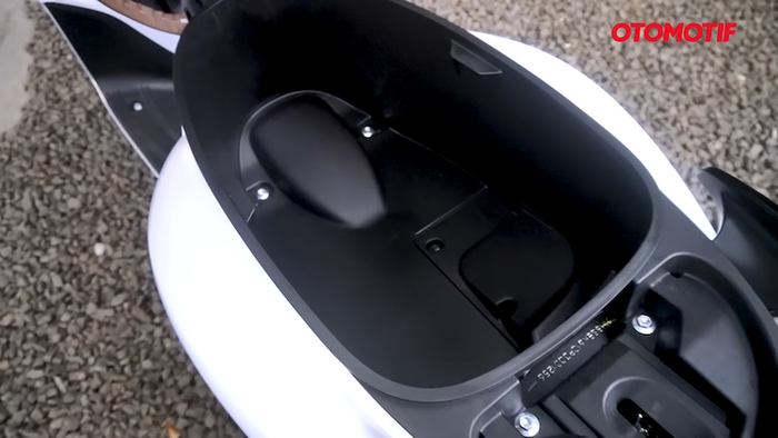 Bagasi Yamaha Grand Filano mampu memuat berbagai jenis barang, termasuk helm dan barang bawaan