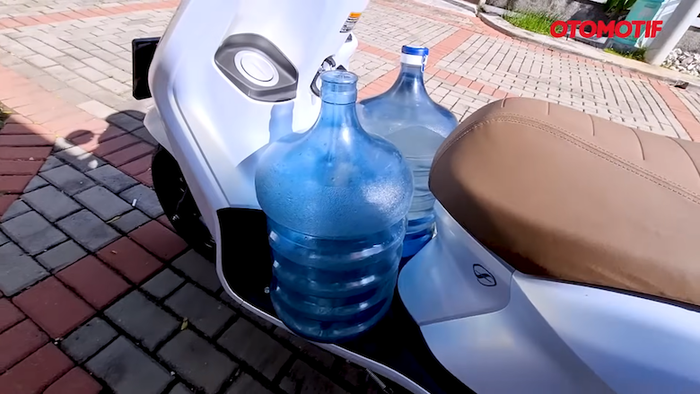 Area pijakan kaki Yamaha Grand Filano mampu membawa 2 galon air minum ukuran besar