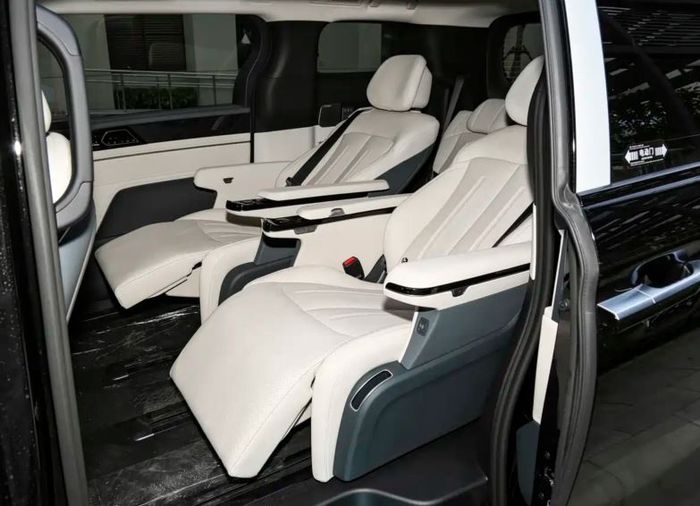 baris kedua BYD Xia menggunakan captain seat