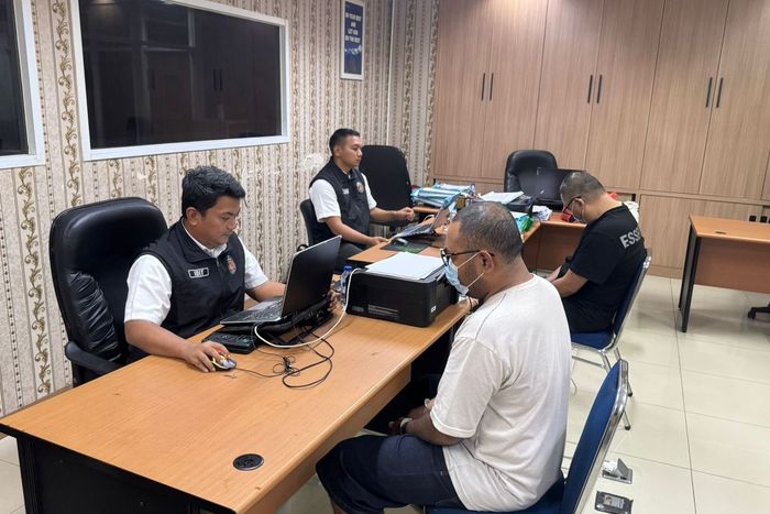 Interogasi Polisi terhadap tiga debt colletor yang merampas mobil taksi online di parkiran bandara Soekarno-Hatta