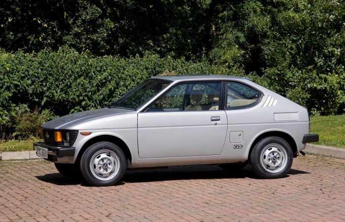 Suzuki SC100 Whizzkid yang pertama kali memakai aksen tiga garis Progressive Triad