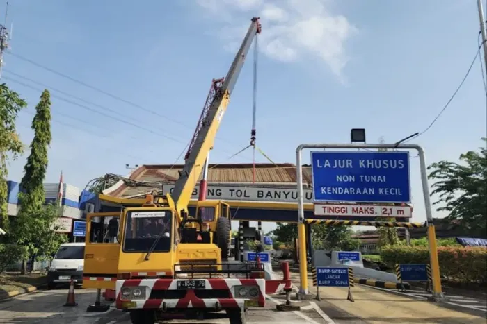 Perbaikan atap gerbang tol Banyu Urip yang nyaris ambruk akibat disenggol truk tronon, (6/11/25)