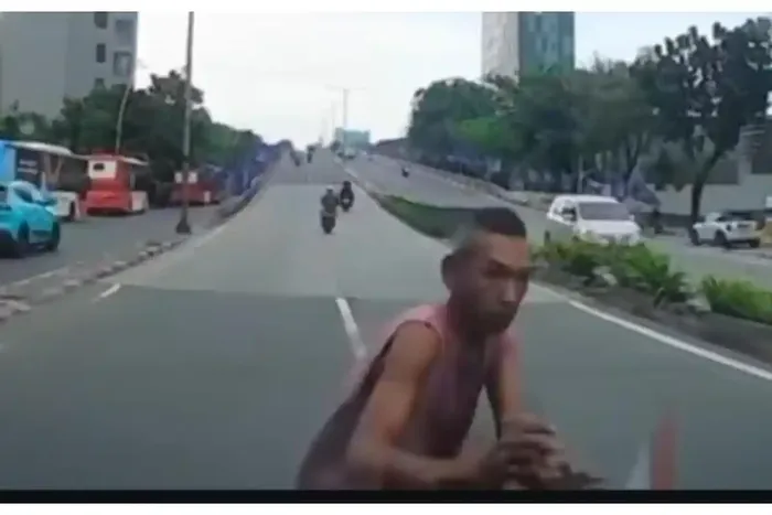 Pria yang tabrakan diri ke mobil di Jl Fahrudin arah kawasan Cideng, Tanah Abang, Jakarta Pusat ternyata gangguan jiwa, diketahui bernama Adit, warga RT 12/RW 95 Kelurahan Kampung Bali, Kecamatan Tanah Abang, Jakarta Pusat