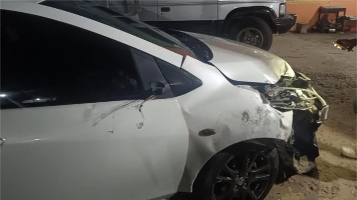 Mazda 2 ringsek bumper usai beradu dengan Honda BeAT di Payakumbuh, Sumbar. 1 orang dinyatakan meninggal dunia