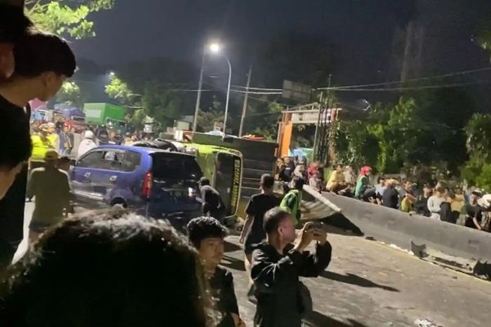 Truk tronton muat rongsokan tabrak Avanza dan Truk boks di Banyumanik Semarang. ini kronologinya