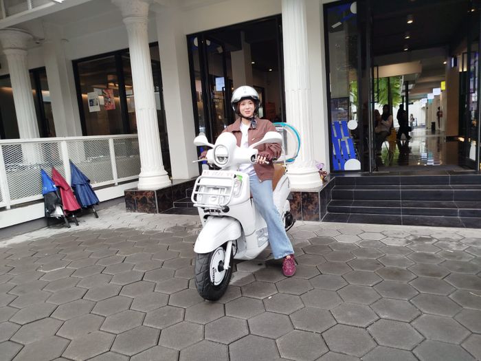 Zee Asadel menggunakan Yamaha Fazzio Hybrid miliknya sendiri yang dimodifikasi dengan teman minimalis imut saat city touring Fazzio Youth Festival Yogyakarta 2025