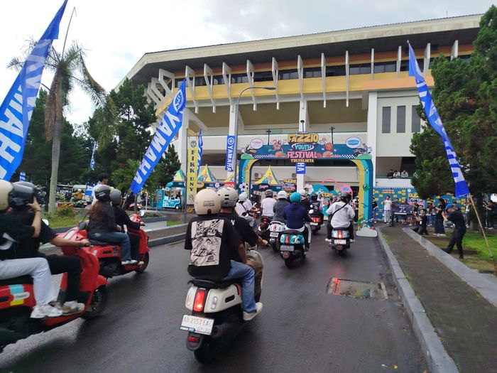 Garis finish city touring Fazzio Youth Festival Yogyakarta 2025 bareng Zee Asadel di GOR Universitas Negeri Yogyakarta 