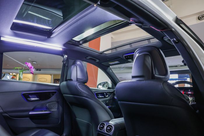 Kabin Mercedes-Benz C200 Avantgarde terasa lebih lapang dengan adanya panoramic sliding roof