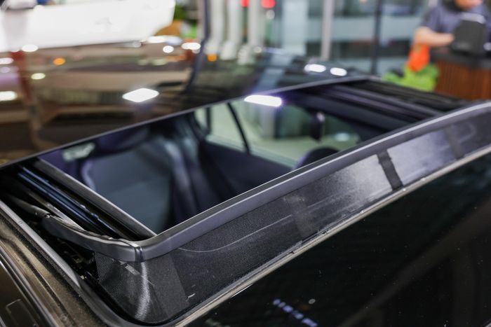 Panoramic sliding roof tersedia di Mercedes-Benz C200 Avantgarde