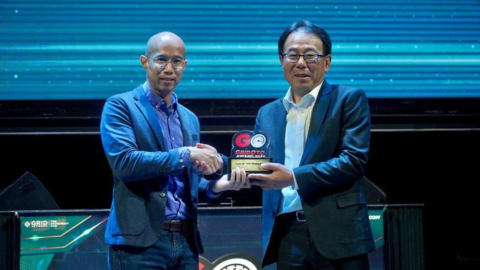 CEO KG Media menyerahkan plakat Car of The Year kepada Atsushi Kurita, President Director PT MMKSI