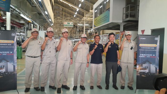 melihat langsung proses perakitan truk Mitsubishi Fuso di fasilitas PT Krama Yudha Ratu Motor (KRM) yang berlokasi di Cakung, Jakarta Timur.