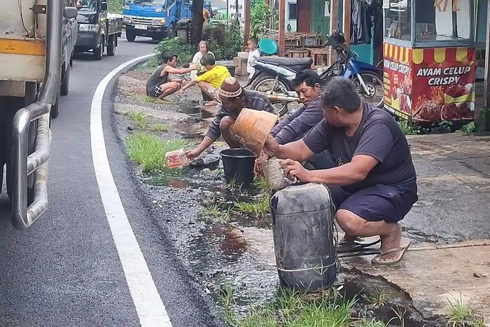 Warga panen tumpahan solar dari truk tangki yang mengalami kecelakaan