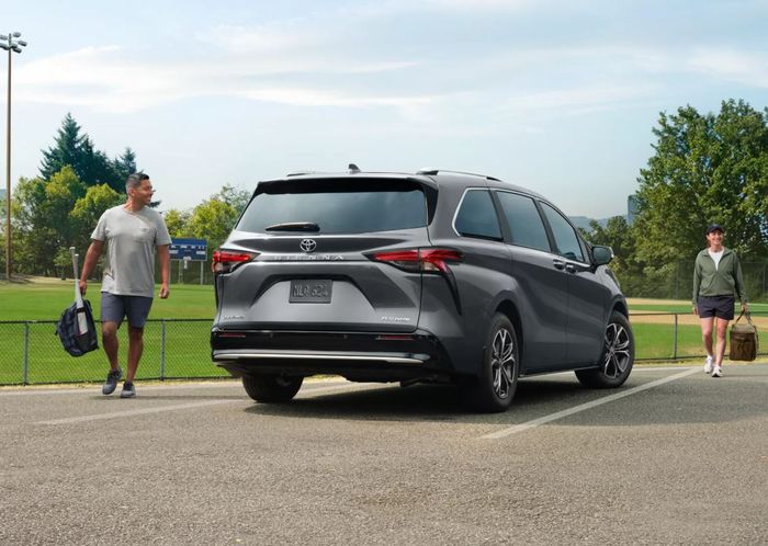bagian belakang Toyota Sienna
