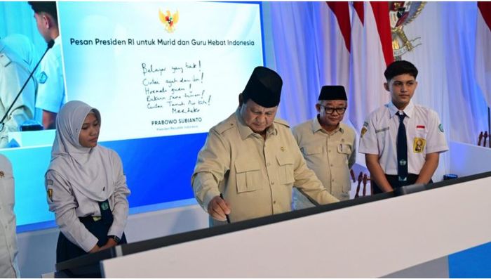 Presiden Prabowo Subianto saat peluncuran program digitalisasi pembelajaran di SMPN 4 Bekasi, Jawa Barat, (17/11/25) sekaligus mengucap Indonesia akan memiliki mobil dan motor nasional sendiri
