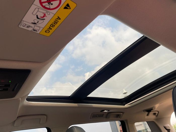 Di varian Ultimate, Mitsubishi Destinator sudah memiliki sunroof-panoramic.