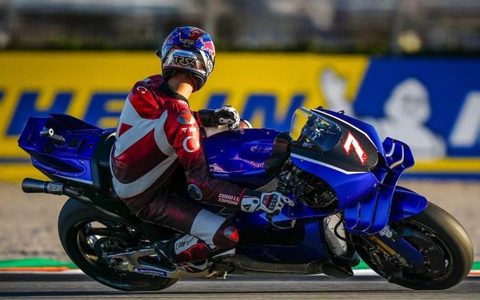 Salah satu saingan Marc Marquez di musim 2026, Toprak Razgatlioglu beraksi di lintasan saat jalani tes MotoGP Valencia (18/11/2025).