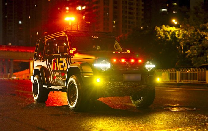 Jejelogy menguji lampu AES pada SUV Tank 300 