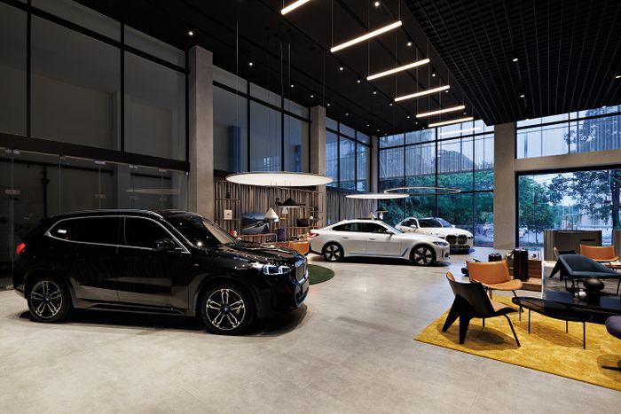 Suasana di dalam dealer BMW Astra Pluit yang mengusung konsep Retail.Next