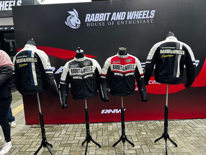 Jaket Rabbit and Wheels New Combo Devise terbaru ini dibanderol seharga Rp 1.980.000