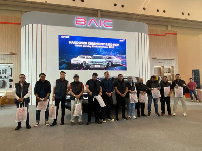 Prosesi penyerahan mobil BAIC BJ30 Hybrid ke para konsumen