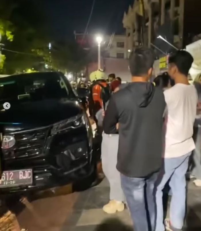 Warga kerumuni Toyota Fortuner yang serempet pesepeda kayuh lalu tabrak truk boks parkir hingga pengemudi tewas di jalan Meruya Ilir, Kembangan, Jakarta Barat