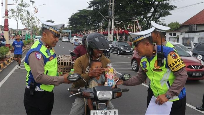 Pegendara yang tertib lalu lintas mendapat susu sampai minyak dari Polres Kebumen saat gelar razia Operasi Zebra Candi 2025