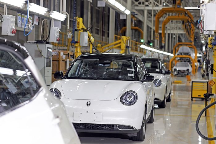 Inchape GWM Indonesia resmi memproduksi mobil listrik GWM ORA 03 di pabrik Bogor, Jawa Barat