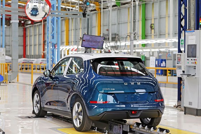 Proses perakitan mobil listrik GWM ORA 03 di pabrik Inchape Bogor, Jawa Barat
