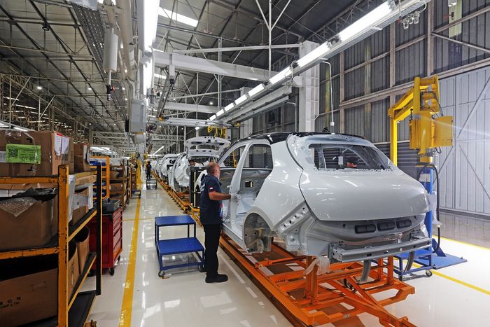 Proses perakitan mobil listrik GWM ORA 03 di pabrik Bogor, Jawa Barat