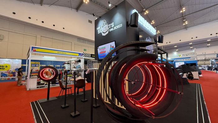 Area Tire Secrets Unlocked di booth Bridgestone GJAW 2025 yang menunjukan anatomi ban dan teknologi yang dipakai