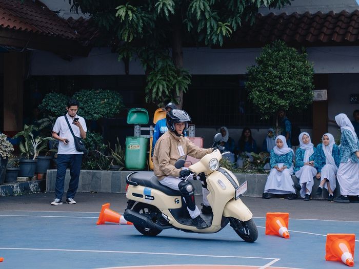 Pelajar SMA mempraktikan langsung setelah diberikan edukasi safety riding oleh Yamaha Riding Academy (YRA) di rangkaian acara Yamaha Youth Community (Y2C)