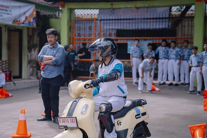 Praktik edukasi safety riding oleh pelajar SMA setelah diberi teori tim Yamaha Riding Academy (YRA)