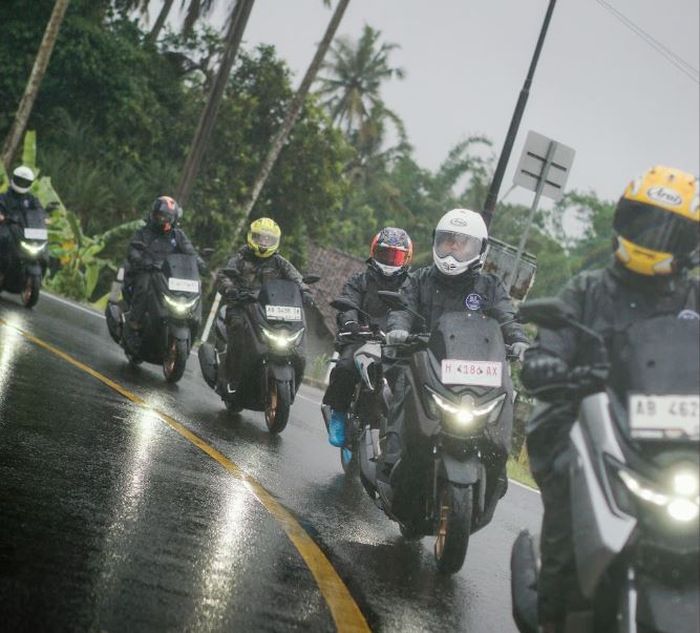 melintasi medan jalan berliku dan naik turun dalam kondisi hujan, menjadi santapan rute hari pertama touring Editor on Wheels vol.2