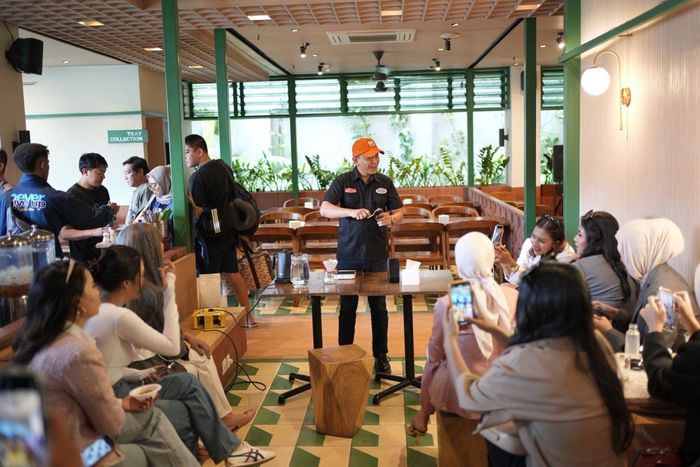 Perserta Stylish on The Road antusias mendengarkan 