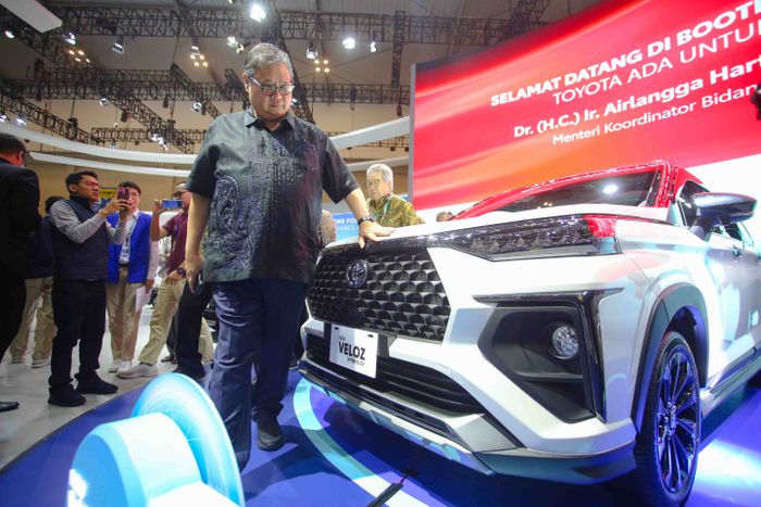 Menko Perekonomian Airlangga Hartarto kunjungi Booth Toyota, apresiasi era baru New Veloz Hybrid EV