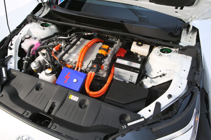 Di balik kap depan, Toyota bZ Time Attack dapat tuning motor hingga 400 dk lebih.