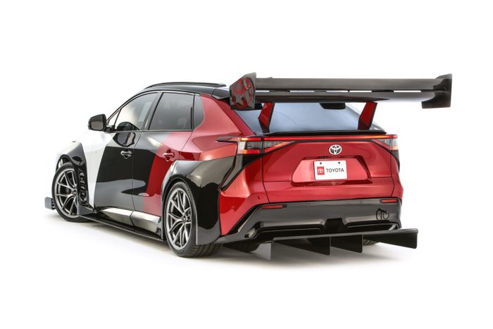 Buritan Toyota bZ Time Attack, beringas berkat sayap dan diffuser.