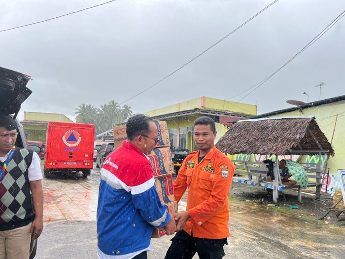 Penyerahan bantuan di posko untuk warga terdampak banjir dan longsor