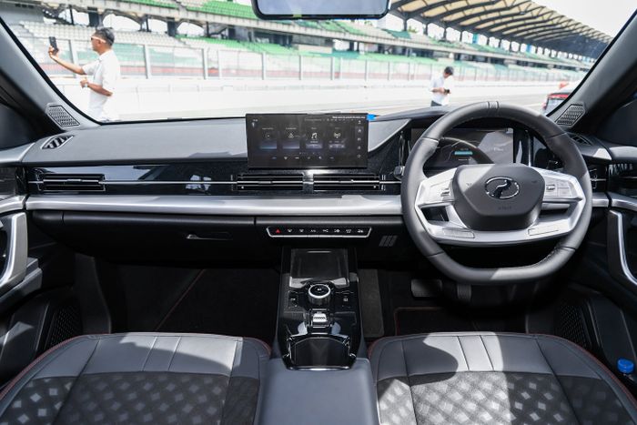 Interior Perodua QV-E.