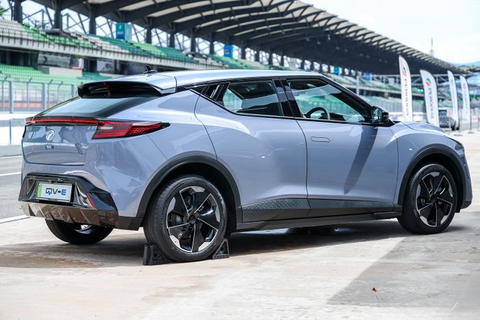 Secara desain, Perodua QV-E memiliki proporsi mirip Kia EV6.