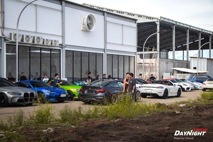 Day Night Garage menawarkan pengalaman berbeda bagi pemilik kendaraan yang ingin merawat mobil tanpa meninggalkan suasana santai.