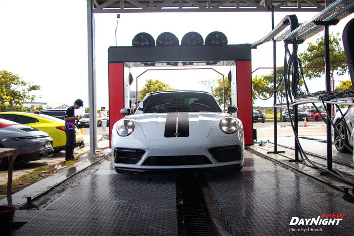Day Night Garage menawarkan pengalaman berbeda bagi pemilik kendaraan yang ingin merawat mobil tanpa meninggalkan suasana santai.