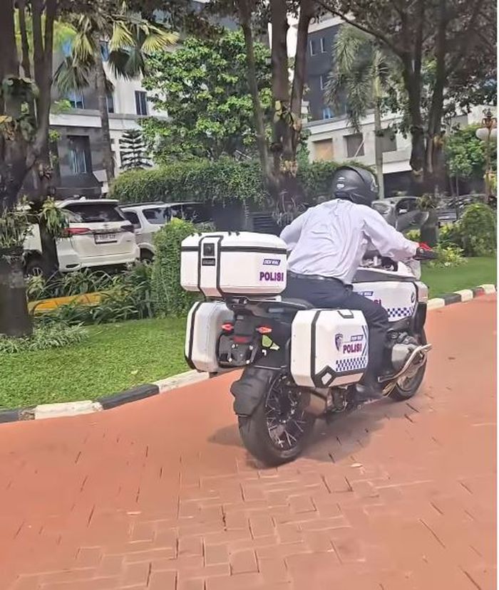 Koreksi tubuh yang dilakukan Menteri Keuangan RI, Purbaya yudhi Sadewa usai kejambak tenaga moge BMW R 1300 GS Adventure